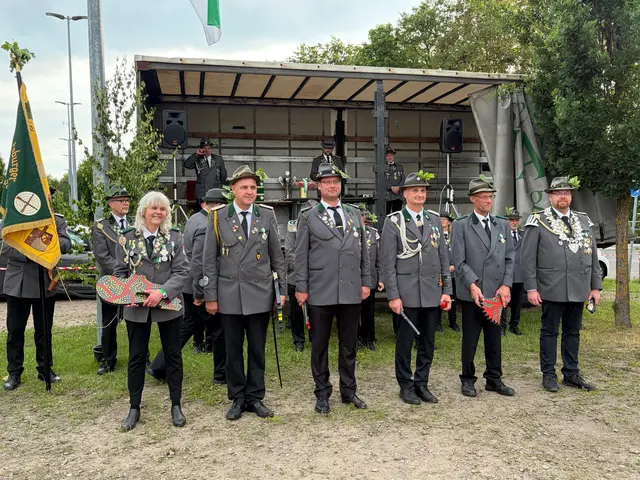 Die Vogelschützen: Susan Koop - rechter Flügel (v. li.), 
Olaf Langer - linker Flügel, Constantin Rüding - Zepter, Bernd Versemann - Reichsapfel, Robert Böttcher - Schwanz und Sascha Kiehne - Kopf
 | Foto: hg