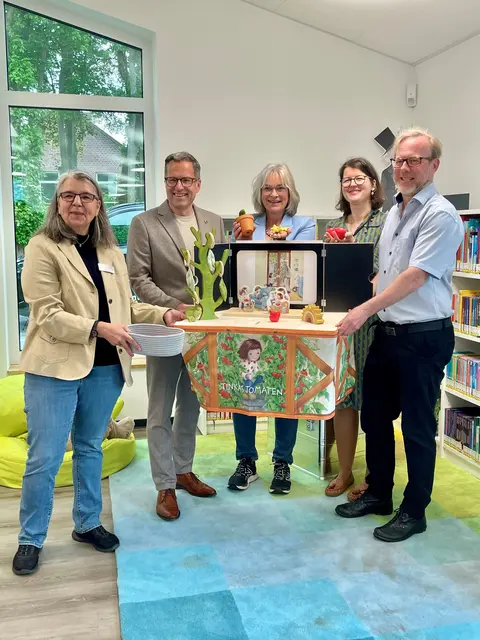 Vorstellung der Plapperkisten in der Bücherei Elbmarsch mit Angelika Brauns (Leiterin der Büchereizentrale), Kai Seefried (Vorsitzender der Büchereizentrale), Kathrin Wagner-Bockey (Bürgermeisterin der Samtgemeinde Elbmarsch), Claudia Taghipourian Farzinloo (Leiterin der Bücherei Elbmarsch) und Dr. Frank Corleis (Leiter des SCHUBZ-Umweltbildungszentrums) | Foto: Büchereizentrale