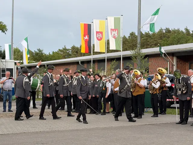 Letzte Ehrenrunde des scheidenden Königs Torsten Lange  | Foto: hg