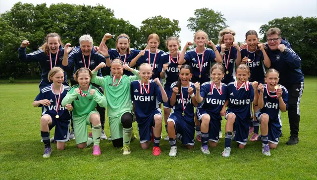 Das erfolgreiche U12-Auswahlteam des NFV mit der talentierten Buchholzer Nachwuchskickerin Amela Zeqiri (in der vorderen Reihe die Dritte v.re.)  | Foto: NFV