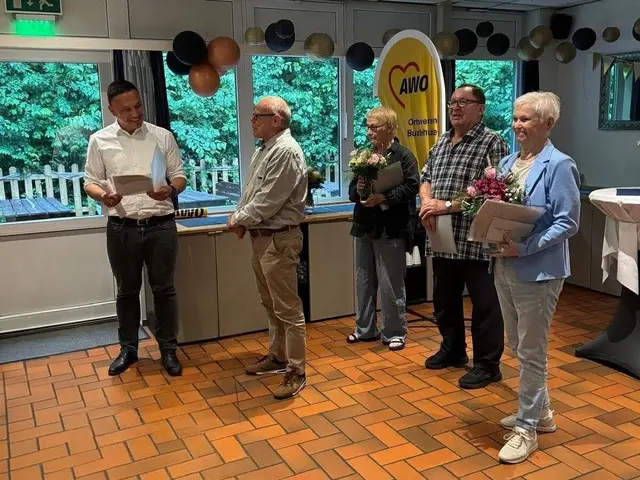 Ehrung für langjährige Treue: Ortsvereinsvorsitzender Dr. Andre Borgerhoff (li.) würdigt die Jubilare des AWO Ortsvereins Buxtehude im Restaurant Zur Gilde (v. li.): Burkhard Montag, Angelika Knoefel, Helmut Knoefel und Elke Schneider-Höffelmann  | Foto: AWO Buxtehude