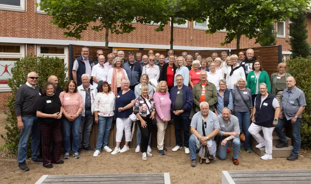 Wiedersehen nach 50 Jahren: der Abschlussjahrgang 1976 der Johann-Peter-Eckermann-Realschule mit Initiator Rolf Gevers (li.) | Foto: ks