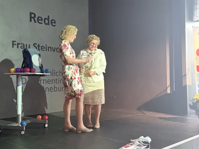 "Du bist keine Theoretikerin, Du bist eine Gestalterin" attestierte Martina Steinvorth der scheidenden Schulleiterin  | Foto: Silke König 