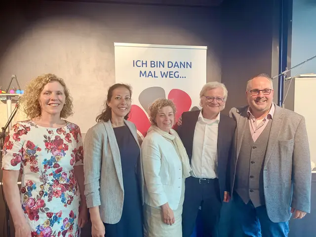 Begleiteten Kira Buchmann (Mitte) bei ihrer Verabschiedung: die Dezernentin der RLSB Lüneburg, Martina Steinvorth, Kreisrätin Ana Cristina Bröcking, ihrem Nachfolger Manfred Runge und Jan Bauer, MdL (v. links n. rechts)  | Foto: Silke König 