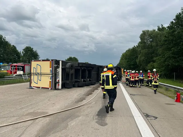 Der umgekippte LKW | Foto: Pressestelle der FF Seevetal      