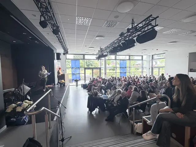 Die Gäste folgten dem zweistündigen Programm gespannt  | Foto: Silke König 