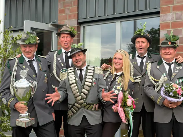 Das Königshaus mit Dirk Schmanns (v. li.), Andreas Kötter, König Axel Brauer, seine Unterstützerin Johanna Maack, Christian Meyer und Thomas Hartmann | Foto: hg