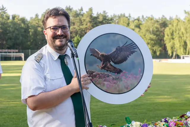 Die Königsscheibe, die der erste Vorsitzende des Schützenvereins Pattensen, Nils Petersen, präsentierte, fand im vergangenen Jahr keinen "Abnehmer". | Foto: ks