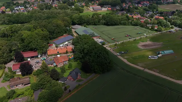 Der Neuhof am Tag des offenen Hofes von oben | Foto: Neuhof