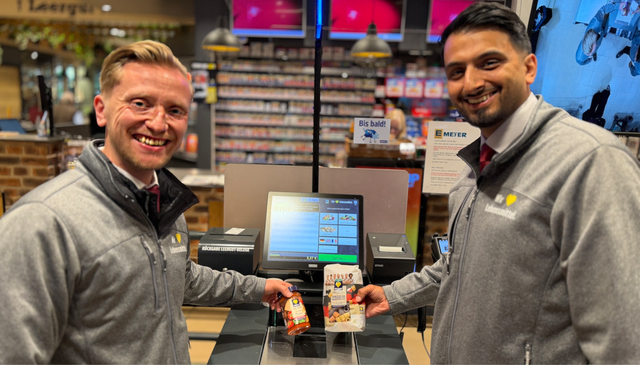 Freut sich schon darauf, den fortschrittlichen EDEKA-Markt den Vahrendorfern zu präsentieren – Jonas Meyer (li.) und Kollege Agit Özalp, Leiter Betriebsmanagement  | Foto: tml