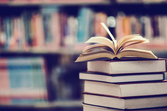 Spannende Bücher entdecken und kaufen in im Foyer des Rathauses Neu Wulmstorf | Foto: Freepic