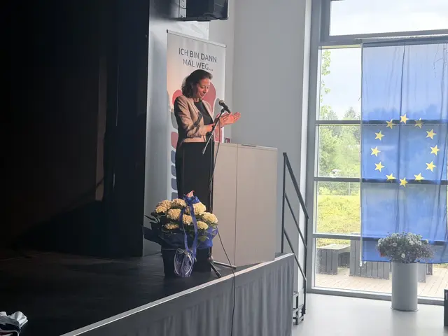 Kreisrätin Ana Cristina Bröcking hob Buchmanns Einsatz für die Ausbildung nötiger Fachkräfte hervor  | Foto: Silke König