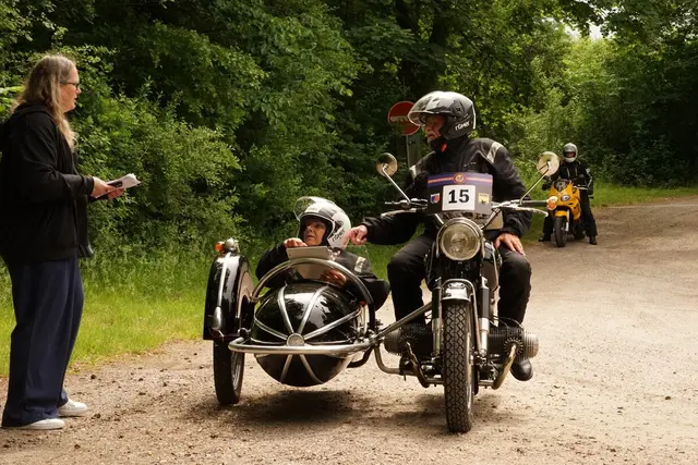 Hans-Heinrich und Hiltraut Lüdemann mit ihrer BMW R60/2 aus 1969 an der Zeitkontrolle beim Barfußpark Egestorf | Foto: AC Buchholzer Heidering e.V.