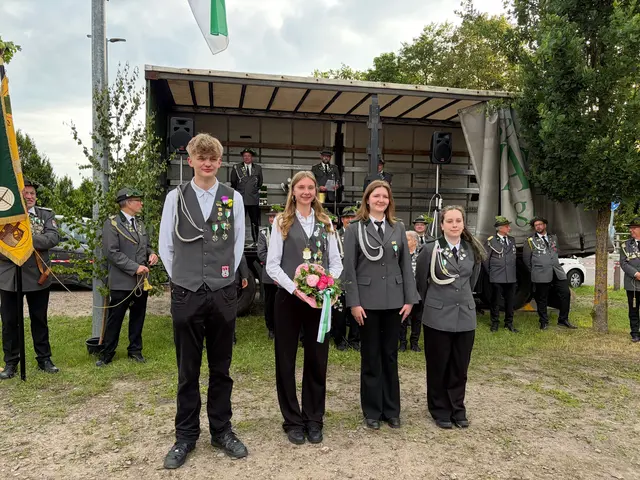 Jungschützenkönigin Helena von Bestenbostel (2. v. li.) mit ihren Adjutanten Marvin Fahrenkrug, Marie Christiansen und Luna Lucks  | Foto: hg