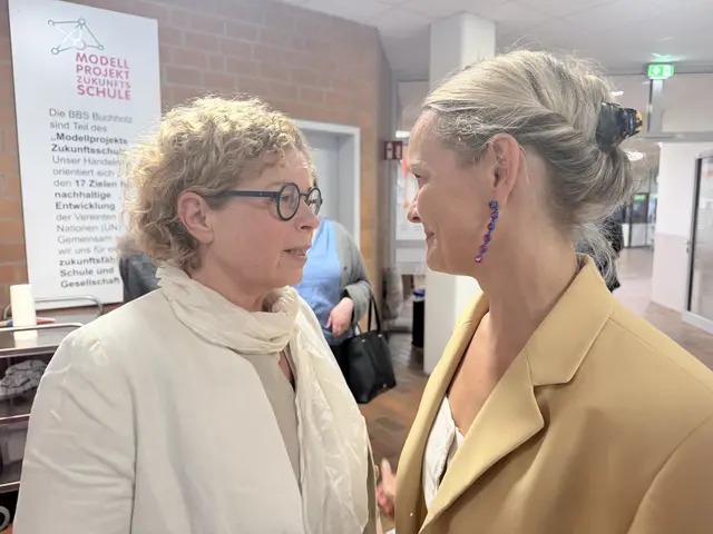 Den Menschen zugewandt: vor der Veranstaltung begrüßte Kira Buchmann jeden einzelnen Gast persönlich | Foto: Silke König 