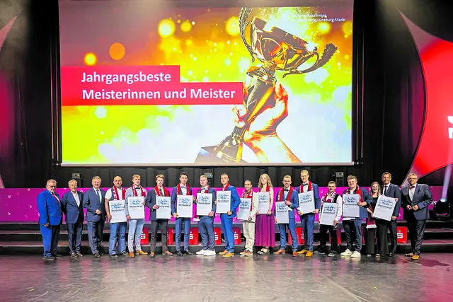 Die Jahrgangsbesten wurden zusammen auf die Bühne geholt | Foto: Tim Schulze