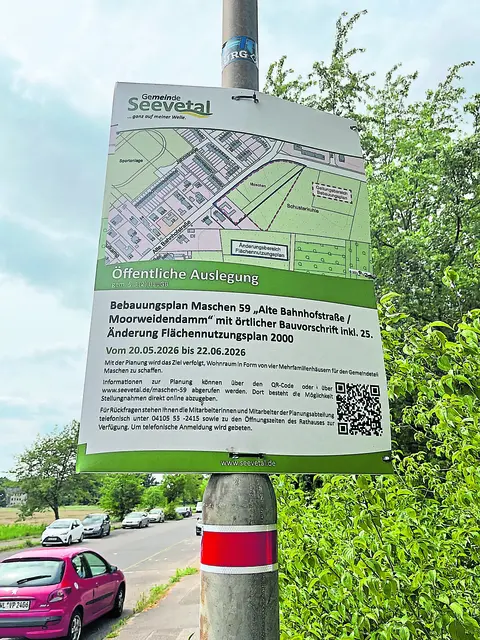 Die Gemeinde informiert vor Ort mit Plakaten über den geplanten Wohnungsbau | Foto: sra