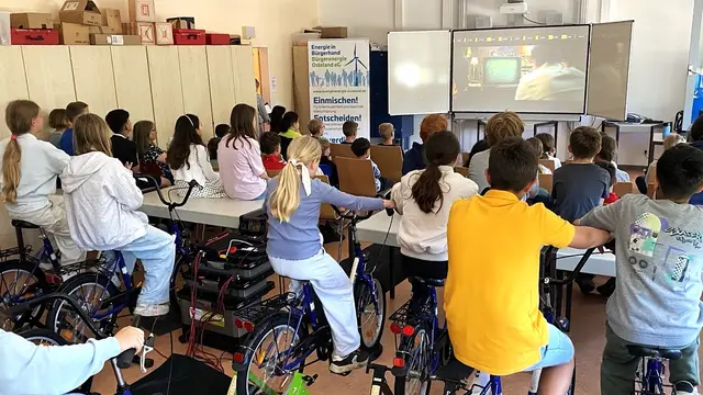 Die Schüler erzeugten auf Fahrrädern selbst den Strom, den sie zum Abspielen des Filmes benötigten | Foto: REEW