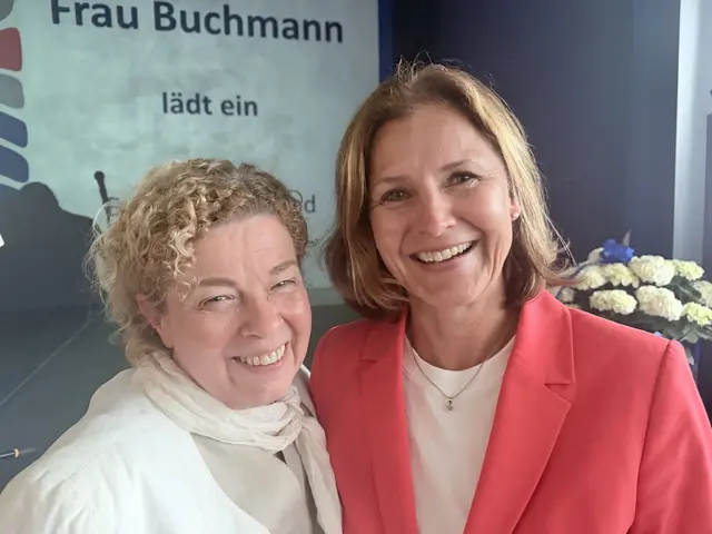 Kira Buchmann (links) mit Claudia Meimbresse von der Handwerkskammer Braunschweig-Lüneburg-Stade | Foto: Silke König 