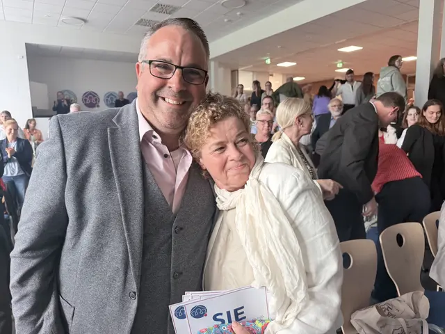 Jan Bauer (MdL) und eine bewegte Kira Buchmann  | Foto: Silke König 