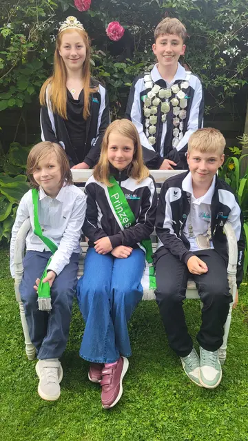 Die Kindermajestäten mit  (hi. v. li.) Kinderkönigin Alexa Feindt, Kinderkönig Jonas Detje und vorne v. li.) Prinz  Leif Thalmann, Prinzessin Emma Brunner,  Talentnestkönig Quentin Jung