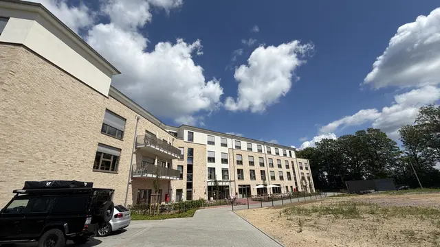 Der imposante Neubau in perfekter Lage - die Berünung der Außenfläche folgt noch | Foto: tml