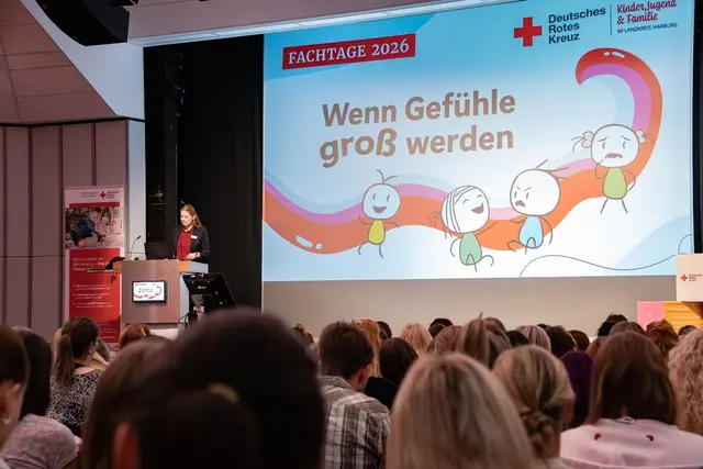 Regine Engelmann, Leiterin des Bereichs Kinder, Jugend und Familie beim DRK-Kreisverband Harburg-Land e.V., eröffnet die Fachtage 2026.  | Foto: DRK-Kreisverband Harburg-Land e.V.