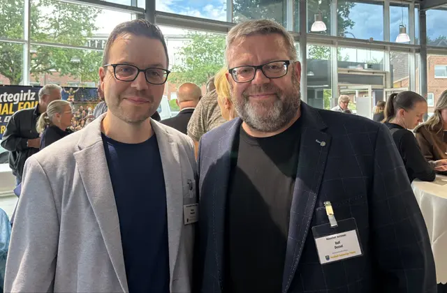 Wochenblatt Teamleiter Tobias Benecke (v.li.) und Ralf Dessel, Erster Stadtrat der Hansestadt Buxtehude | Foto: sts