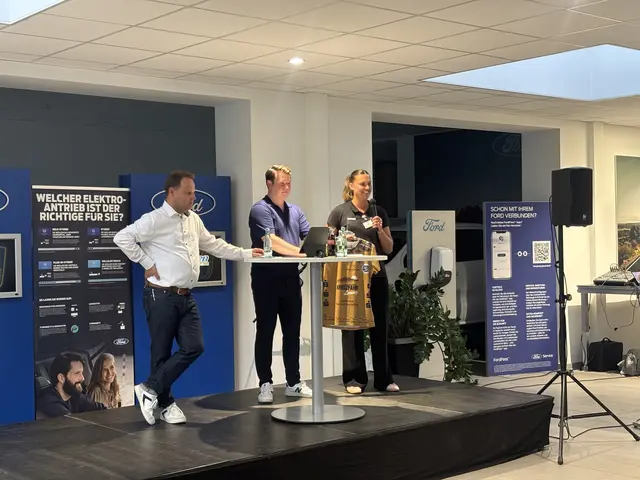 Bei der Versteigerung: Jörn Stolle (v.li.), Timm Hubert und Maj Nielsen | Foto: sts