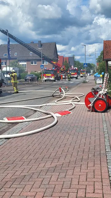 Die ganze Bahnhofstraße war ein Gewirr aus Feuerwehrfahrzeugen und Schläuchen | Foto: sh