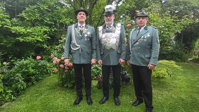 Der König Klaus Gerkens (Mitte) mit seinen Adjutanten Sebastian Lutjeharms (li.) und Jan Hauschildt
