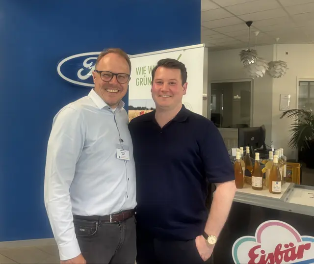 Christian Bruns, Filialleiter der Hamburger Sparkasse, in Buxtehude und Timm Hubert, BSV | Foto: sts