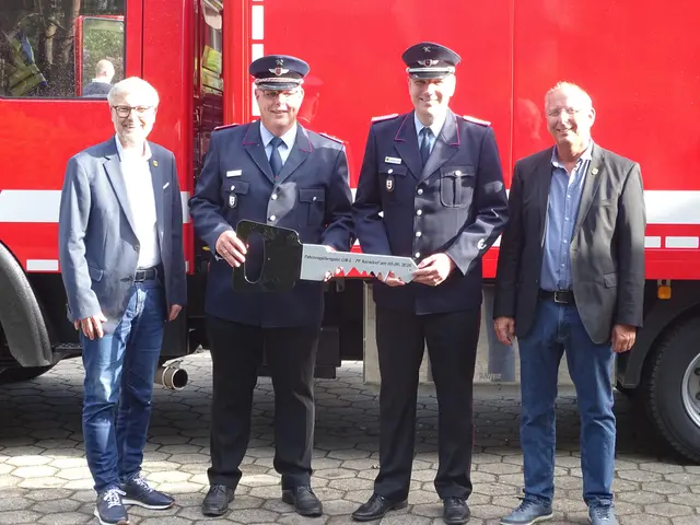Symbolische Schlüsselübergabe mit 
Samtgemeinde-Bürgermeister Olaf Muus (v. li.), Stefen von Buchholtz, Sebastian Seier und Günter van Weeren | Foto: Feuerwehr  Samtgemeinde Hanstedt