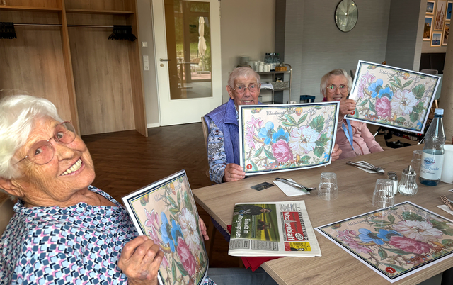 Willkommen am eigenen Tisch – drei Bewohnerinnen in Vosshusen zeigen, was das Zuhause-Gefühl ausmacht – und das WOCHENBLATT gehört natürlich dazu | Foto: tml