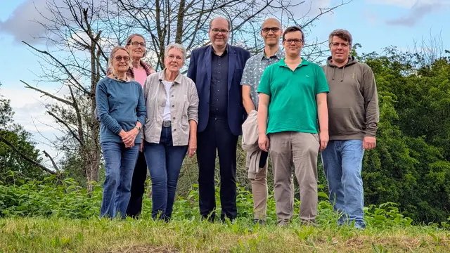 Passender ging es nicht: Der Ortsverband Winsen der Grünen hatte den Minister zur Diskussion über den Deich ins "Café am Deich" eingeladen | Foto: Jan Filter