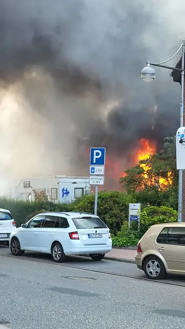 Beim Eintreffen der Feuewehr stand die Werkstatt lichterloh in Flammen | Foto: sh