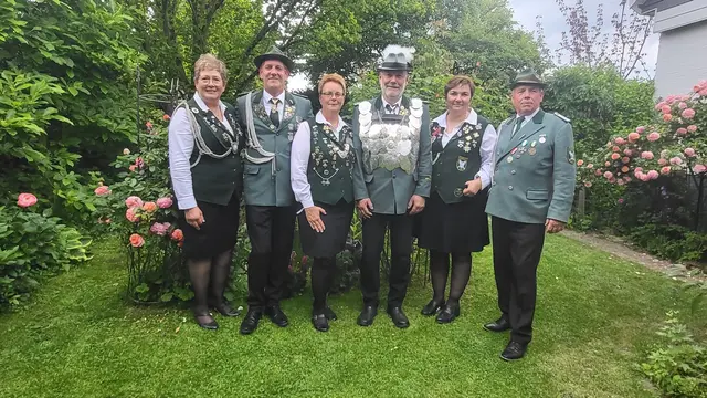 Anke Schacht (Mittwochskönigin, v. li.)) , Sebastian Lutjeharms (Adjutant), Sandra Minners (Damenkönigin), Klaus Gerkens (Schützenkönig), Sabine Recht Adjutantin) und Jan Hauschildt (Adjutant)
