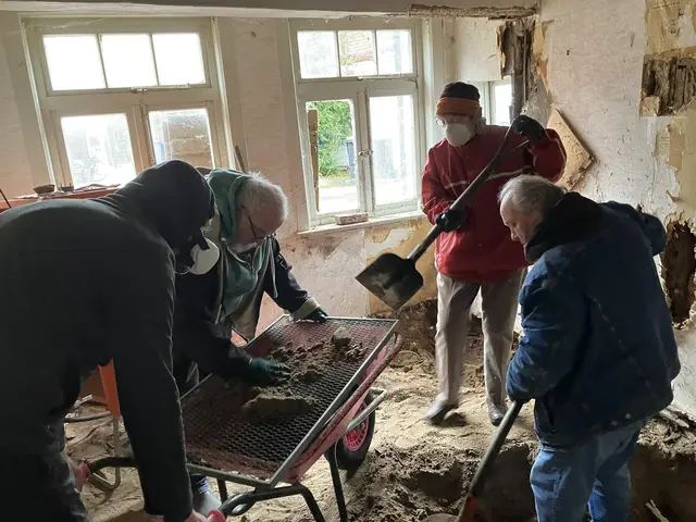 Sorgfältig wird der Luhesand im Inneren des Hauses gesiebt - und fördert immer wieder interessante Funde zutage | Foto: Museum im Marstall