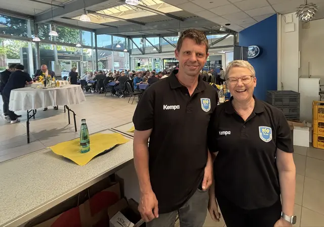 Ulf und Rita Griemsmann (v.li.) sind seit über 10 Jahren Mitglied des BSV Fanclubs — zusammen mit weiteren Mitgliedern und Ehrenamtlichen kümmerten sie sich um den Auf- und Abbau und versorgten die Gäste mit Getränken | Foto: sts