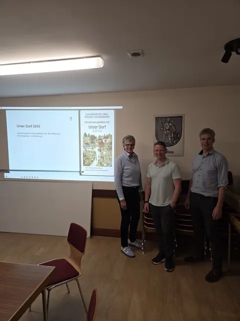 Ulrike Tobaben (v. lil.), Christoph Kröger und Thorwald Winkler vom Arbeitskreis Dorfentwicklung Lüllau Thelstorf Wiedenhof präsentieren die Ergebnisse  | Foto: Thorwald Winkler