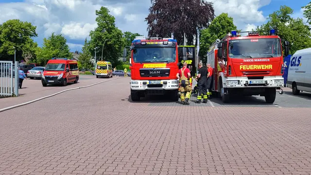Auf dem "Bade-Parkplatz" warteten Feuerwehren auf ihren Einsatz | Foto: sh