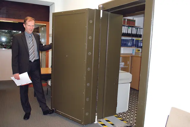 Uwe Rennwald, Hollenstedts Samtgemeinde-Bürgermeister von 2006 bis 2013, bei einer Rathaus-Begehung mit dem WOCHENBLATT im Jahr 2009. Er hatte schon damals die Raumsituation in dem ehemaligen Volksbank-Gebäude bemängelt. Selbst im Tresor lagen Akten  | Foto: bim