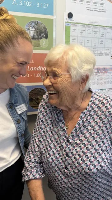 Jung und Alt, Hand in Hand – Einrichtungsleiterin Nadine Kantor und Bewohnerin Marlies Lüders verstehen sich | Foto: tml
