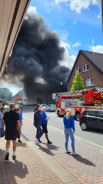 Die Säule schwarzen Rauches war kilometerweit zu sehen | Foto: sh
