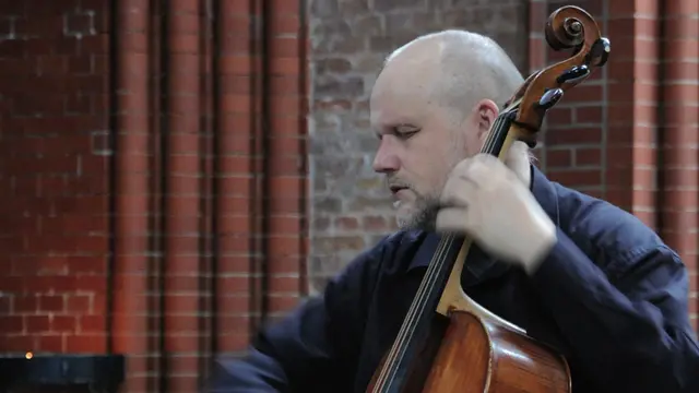 Kultur in der Kirche: Ludwig Frankmar präsentiert in der St.-Marienkirche in Himmelpforten sein Programm für Barockcello Solo | Foto: Ludwig Frankmar
