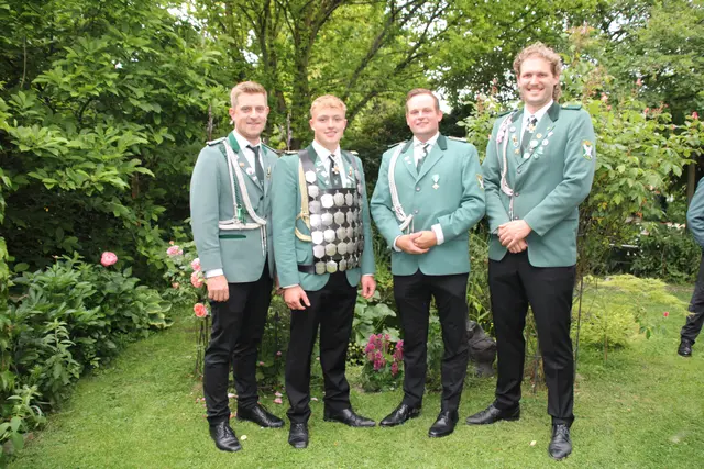 Jungschützenkönig  Kevin Augustin (2. v. li.) und  Adjutanten (v. li.) Lucas Hastedt,, Sören Minners, Mathis Hauschildt
