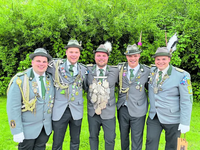 Die Königscrew (v.li.): Nils von Holt, Adjutant Peter Raeker, König Max Krause, der Unverhoffte", Adjutant Moritz Block und Spieß Phil Stockhausen | Foto: Verein