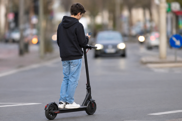 Symbolbild: Der Jugendliche gab an, auf dem E-Scooter ein Handy in der Hand gehabt zu haben | Foto: KI-generiert