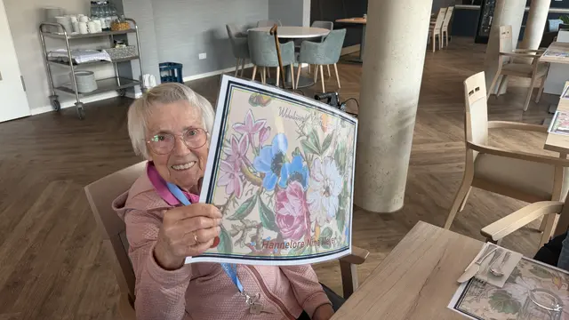 Tischsets mit Namen -  "so geht hier niemand verloren", lacht Frau Meyer | Foto: tml