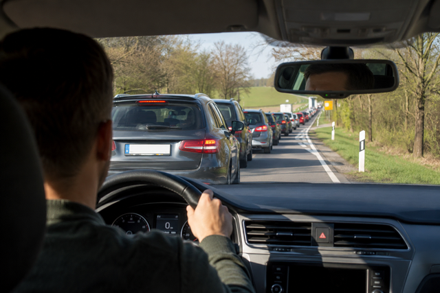Auf Umleitungsstrecken wie der L111 dürfte es zu Staus  kommen (Symbolbild) | Foto: KI-generiert
